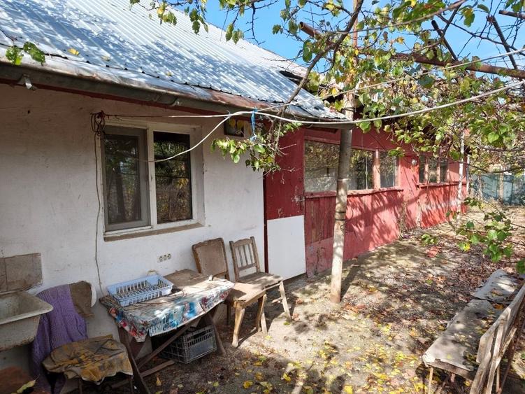 Casă cu 3 camere cu Teren 1685 Mp în Valter Mărăcineanu
