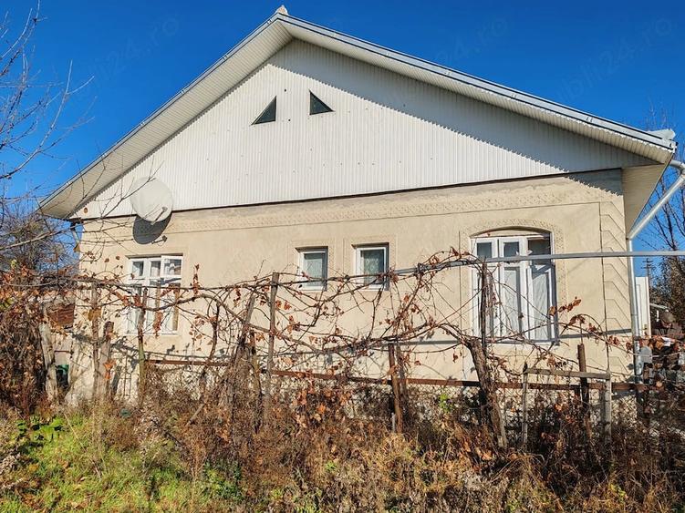 Casă cu 2 camere cu Teren 810 Mp în Leorda