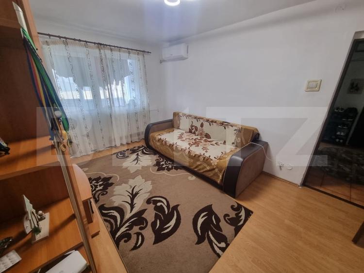 Apartament cu 3 camere semidecomandat, mobilat în Craiovița Nouă