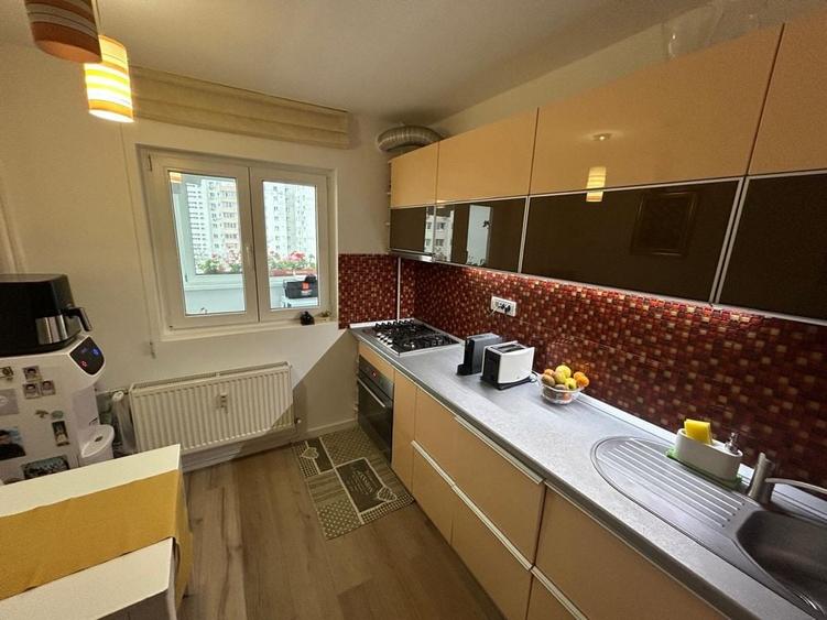 Apartament cu 3 camere decomandat în Baba Novac
