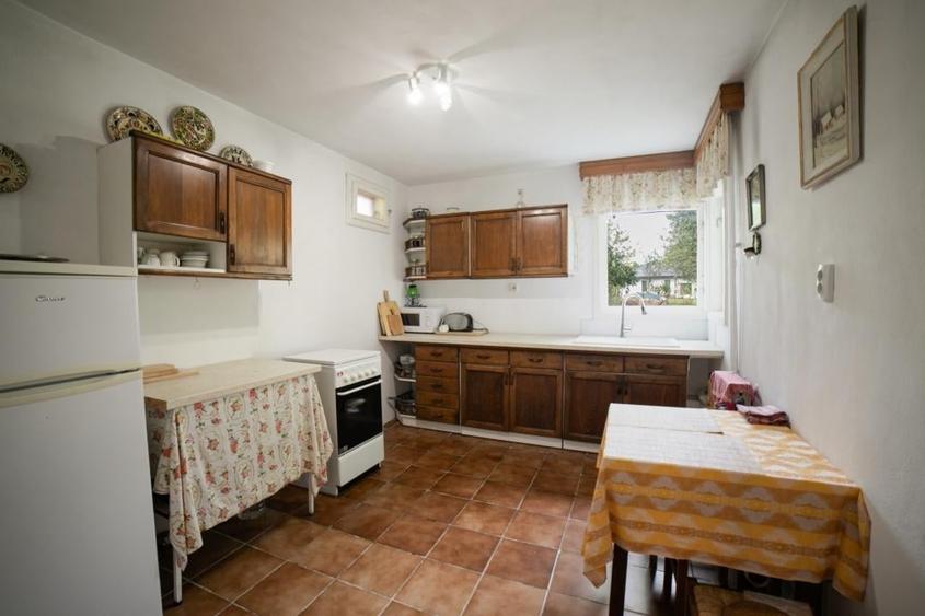 Casă cu 5 camere cu Teren 1364 Mp în Central