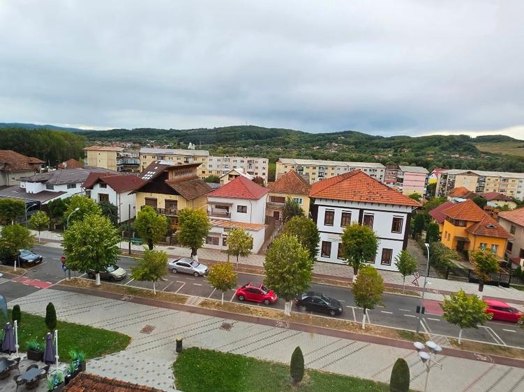 Apartament cu 3 camere decomandat, mobilat în Central
