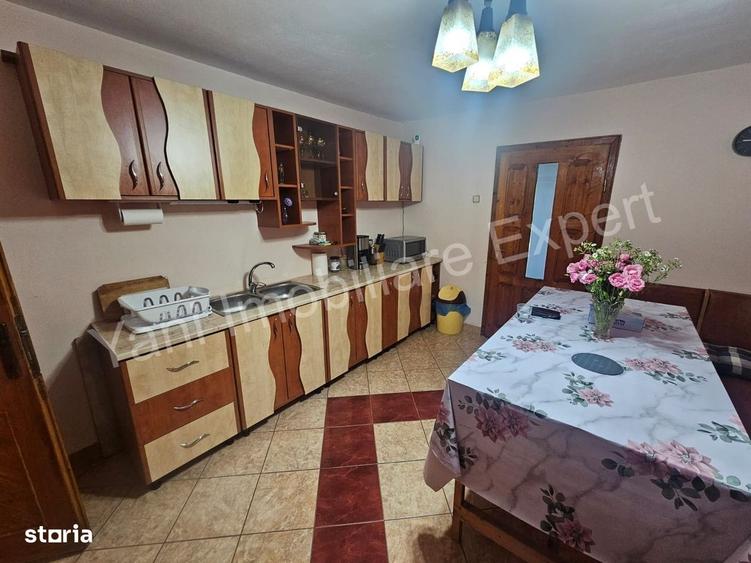 Casă cu 4 camere în Bujoreni