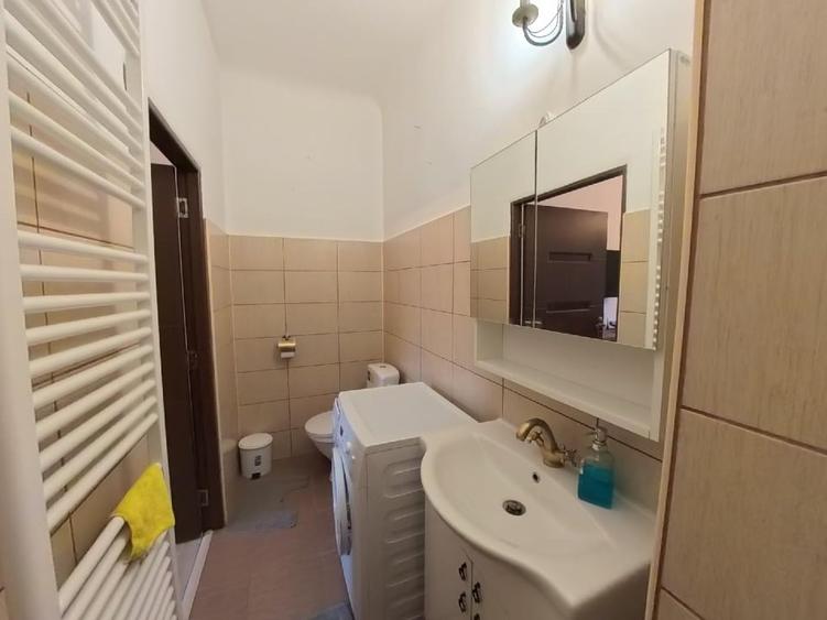 Apartament cu 2 camere semidecomandat, mobilat în Central