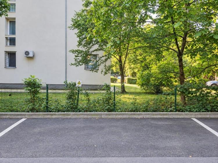 Apartament cu 3 camere semidecomandat, mobilat în Titan