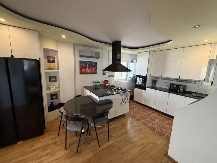 Apartament cu 3 camere decomandat, mobilat în Faleza Nord