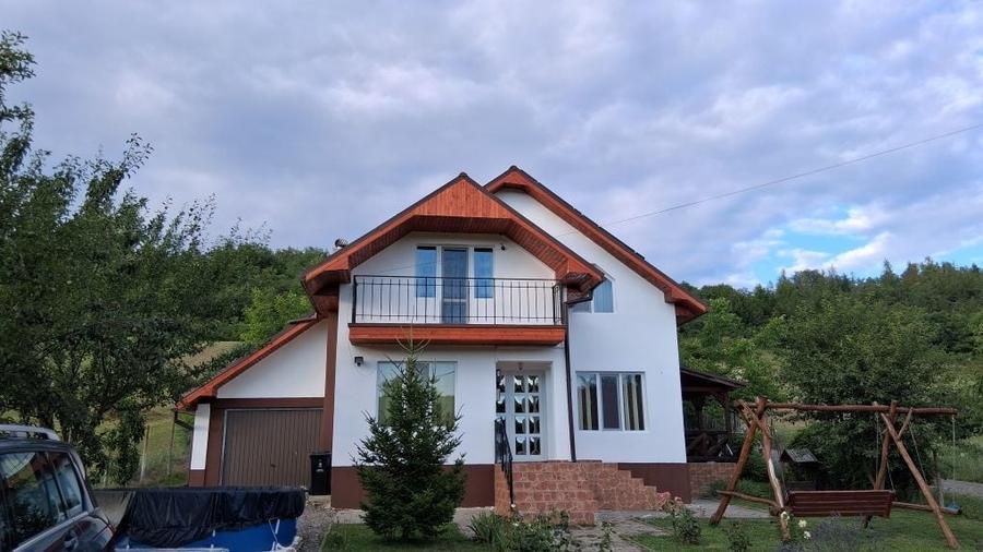 Casă cu 4 camere în Bărdești