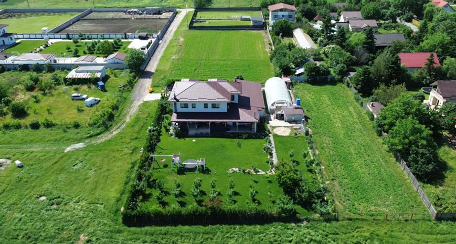 Casă individuală cu 5 camere cu Teren 2000 Mp în Central