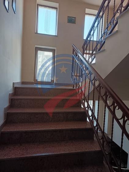 Casă individuală cu 7 camere cu Canalizare în Est