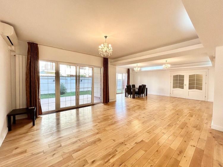 Duplex cu 8 camere cu Canalizare în Iancu Nicolae