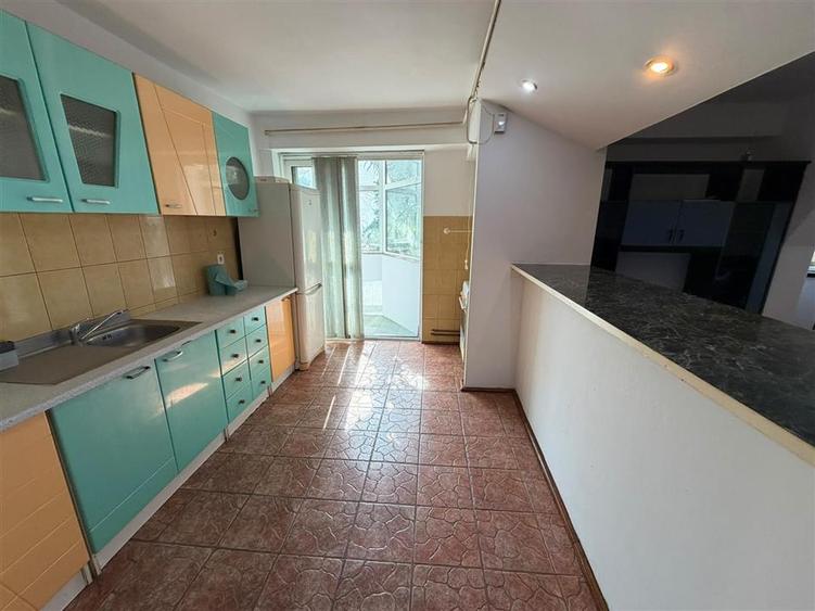 Apartament cu 3 camere decomandat, mobilat în Central