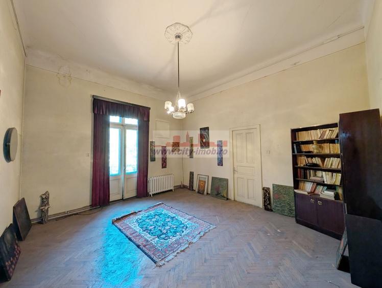Apartament cu 3 camere semidecomandat în Victoriei
