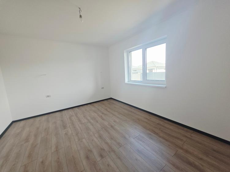 Casă individuală cu 4 camere cu Teren 500 Mp în Est