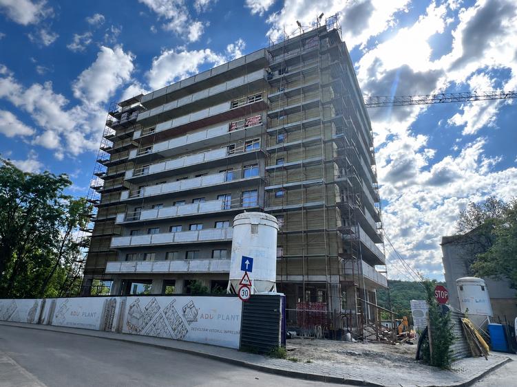 Apartament cu 3 camere semidecomandat în Nicolina