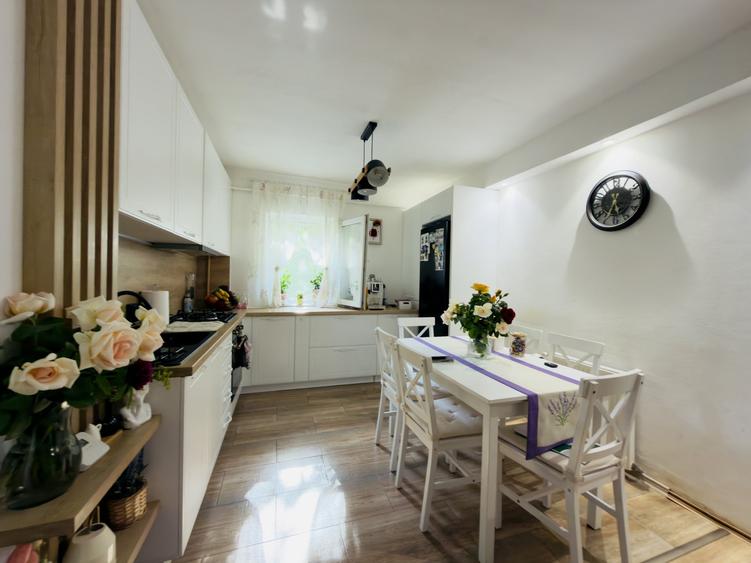 Apartament cu 3 camere decomandat, mobilat în Aradului