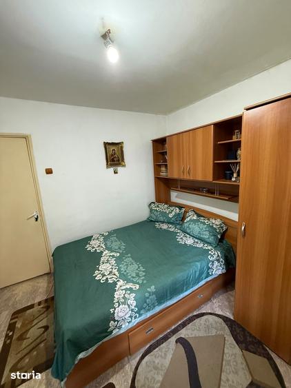 Apartament cu 4 camere semidecomandat în Rovine