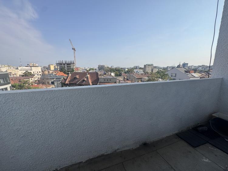 Apartament cu 3 camere semidecomandat în Rosetti