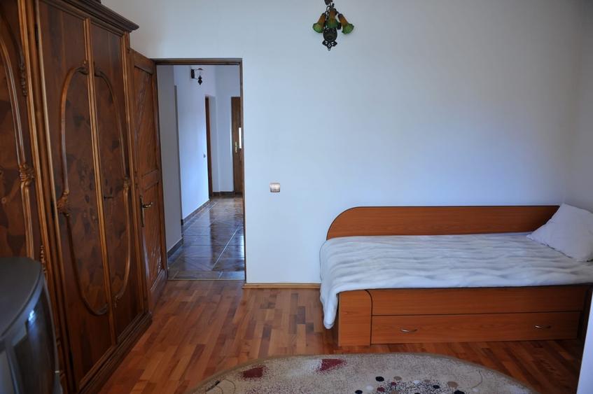 Casă individuală cu 7 camere cu Canalizare în Central