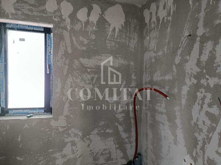 Casă individuală cu 4 camere cu Canalizare în Luna de Sus
