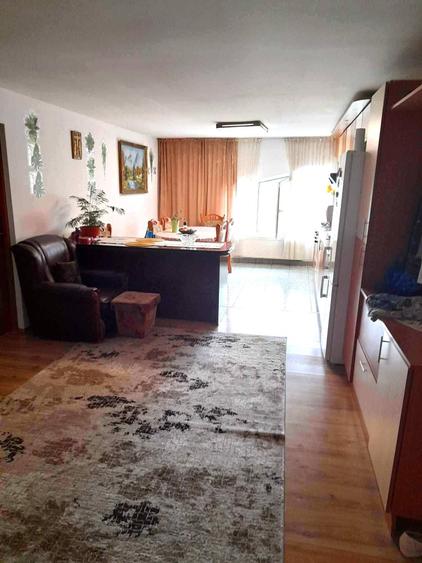 Apartament cu 3 camere decomandat în Plopilor