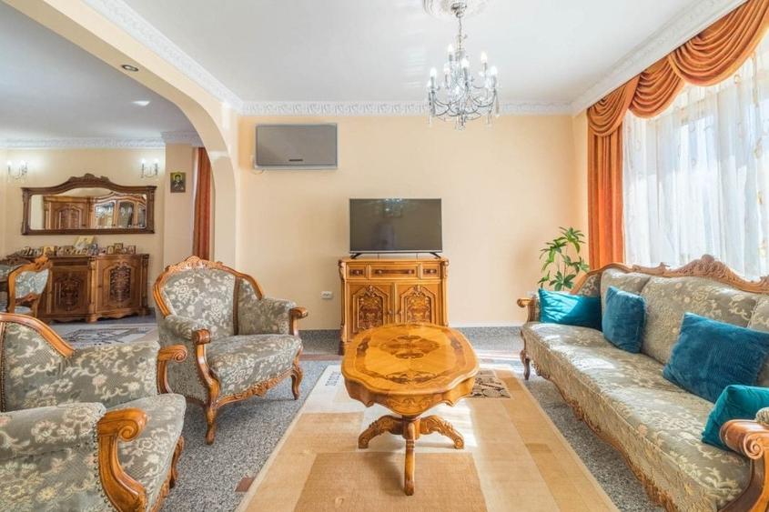 Casă individuală cu 20 camere cu Piscina în Central