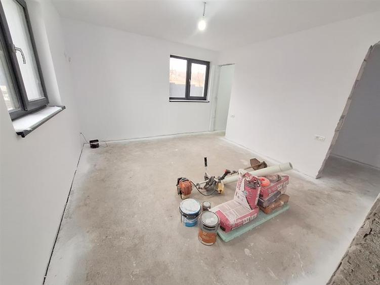 Casă individuală cu 5 camere cu Teren 550 Mp în 9 Mai