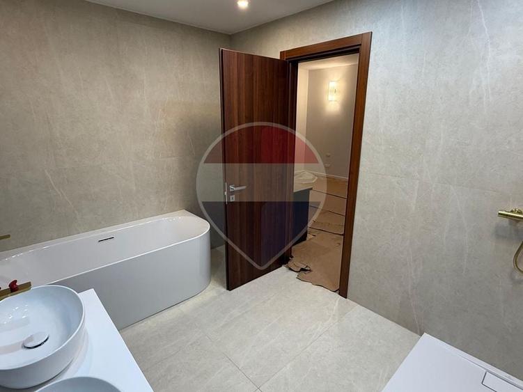 Apartament cu 3 camere semidecomandat în Primăverii
