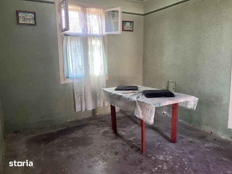 Casă cu 8 camere cu Teren 1150 Mp în Coșteiu