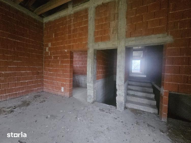 Casă cu 3 camere cu Teren 500 Mp în Roșiori