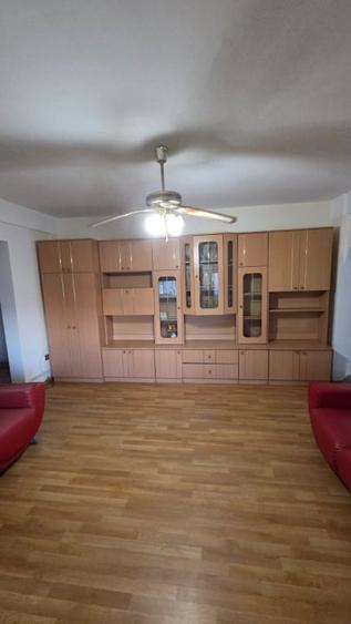 Apartament cu 3 camere semidecomandat, mobilat în Micro 16