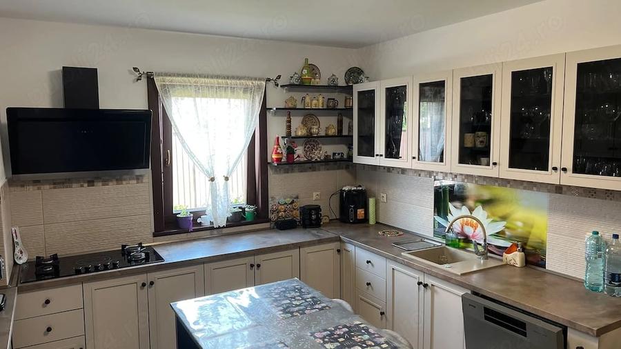 Casă cu 12 camere cu Teren 536 Mp în Stupini