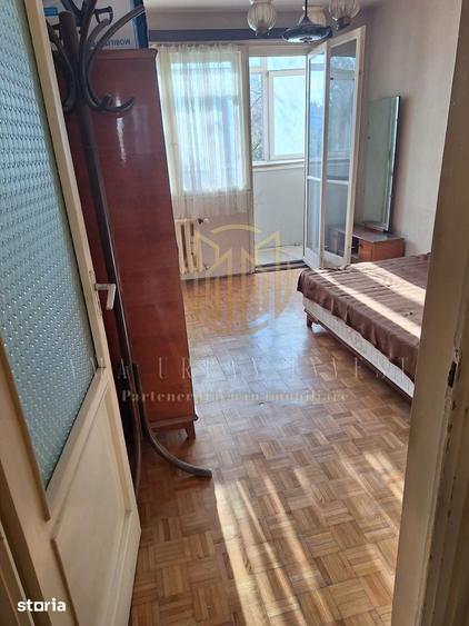 Apartament cu 3 camere semidecomandat în Crângași