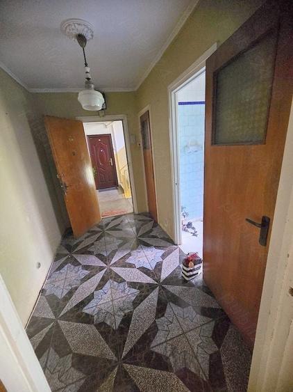 Apartament cu 3 camere semidecomandat în 1 Decembrie 1918