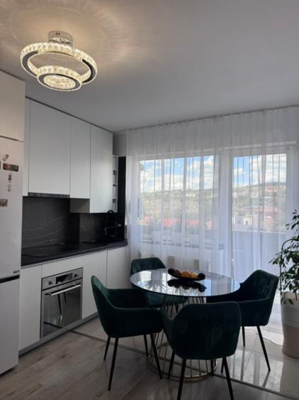Apartament cu 3 camere semidecomandat în Dâmbul Rotund