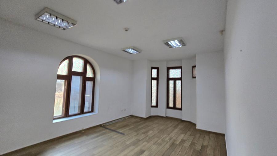 Casă cu 11 camere cu Canalizare în Ultracentral