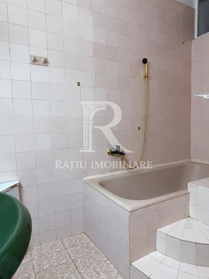 Apartament cu 3 camere semidecomandat, mobilat în Central