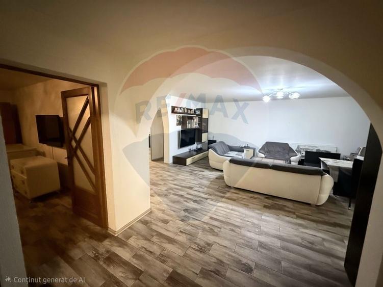 Casă cu 5 camere cu Teren 6117 Mp în Voislova