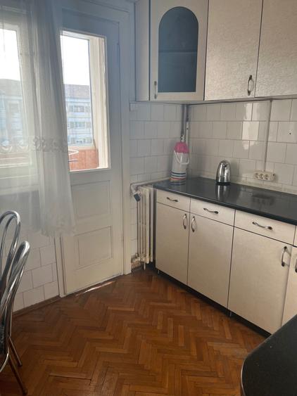 Apartament cu 3 camere decomandat în Exterior Vest
