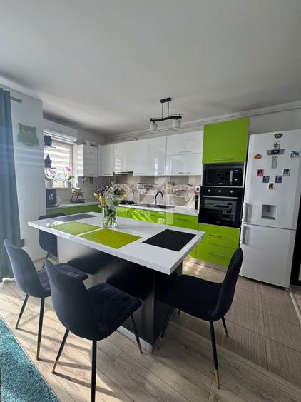 Apartament cu 3 camere semidecomandat, mobilat în Florești