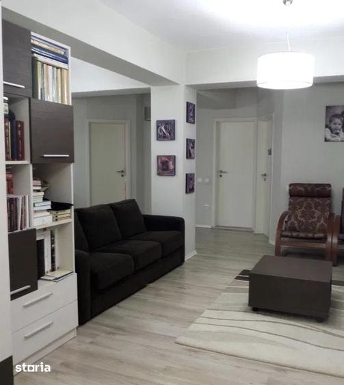 Apartament cu 3 camere semidecomandat în Apărătorii Patriei