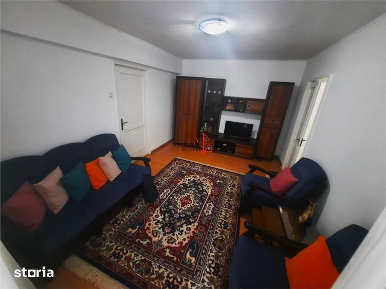 Apartament cu 3 camere semidecomandat în Gara de Nord
