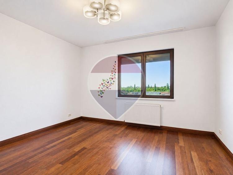 Apartament cu 6 camere decomandat în Sisești