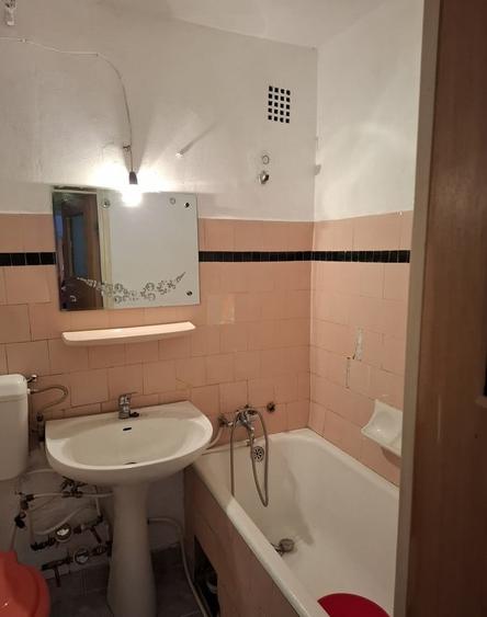 Apartament cu 3 camere semidecomandat în Rahova