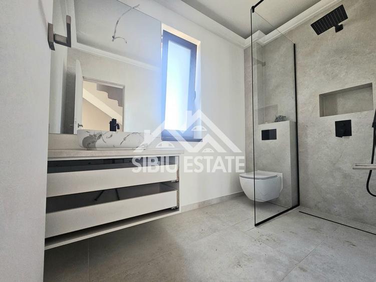 Duplex cu 4 camere cu Canalizare în Șura Mare