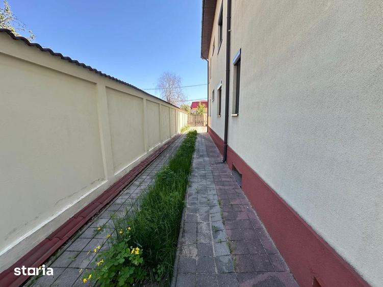 Casă cu 10 camere cu Canalizare în Sisești