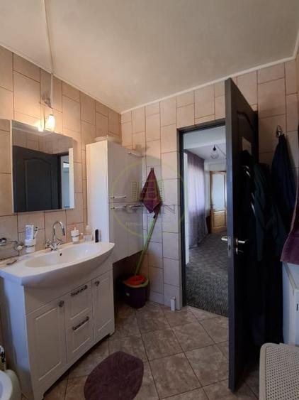 Apartament cu 3 camere decomandat, mobilat în Lazaret