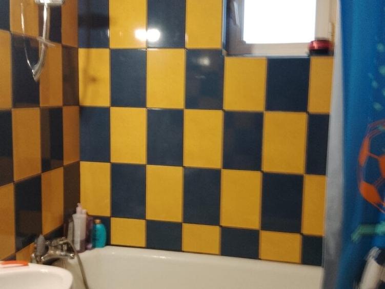 Apartament cu 4 camere semidecomandat în Berceni