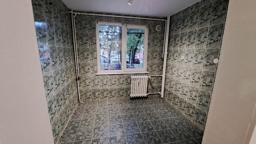 Apartament cu 3 camere semidecomandat în Bucur Obor