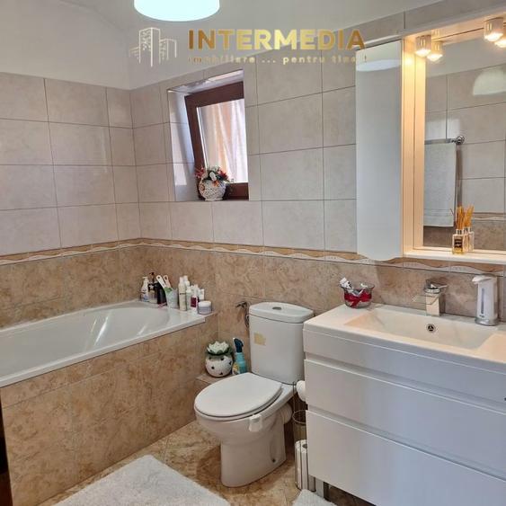 Duplex cu 4 camere cu Canalizare în Est