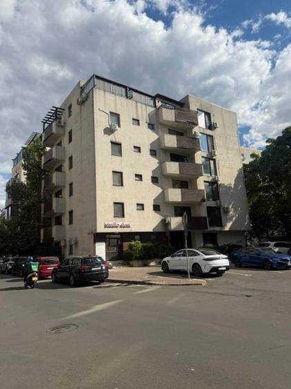 Apartament cu 3 camere semidecomandat în Nerva Traian